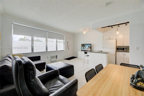 Condominio en venta en Hallandale Beach, Florida, 1 dormitorio, 70.14 m2 № 2010154 - foto 8