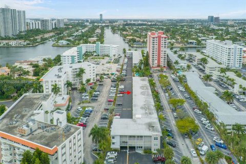 Condominio en venta en Hallandale Beach, Florida, 1 dormitorio, 70.14 m2 № 2010154 - foto 2