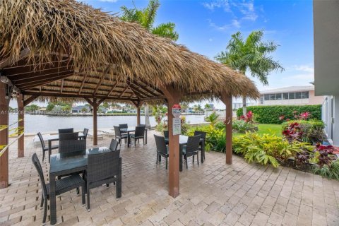 Condominio en venta en Hallandale Beach, Florida, 1 dormitorio, 70.14 m2 № 2010154 - foto 24