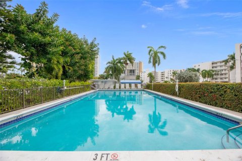 Condominio en venta en Hallandale Beach, Florida, 1 dormitorio, 70.14 m2 № 2010154 - foto 23