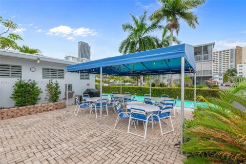 Condominio en venta en Hallandale Beach, Florida, 1 dormitorio, 70.14 m2 № 2010154 - foto 27