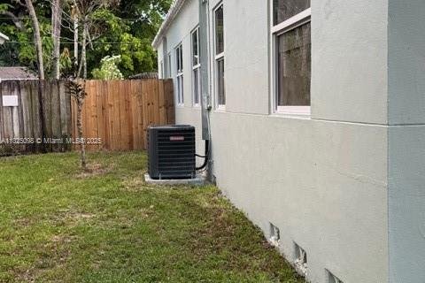 Commercial property in Hollywood, Florida 165.92 sq.m. № 1800995 - photo 3