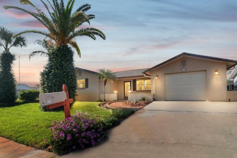 House in Port Richey, Florida 2 bedrooms, 127.09 sq.m. № 1907441 - photo 1