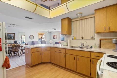 House in Port Richey, Florida 2 bedrooms, 127.09 sq.m. № 1907441 - photo 3