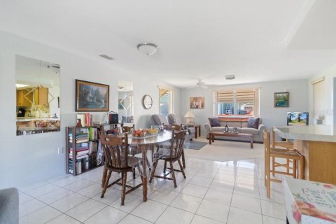 House in Port Richey, Florida 2 bedrooms, 127.09 sq.m. № 1907441 - photo 6