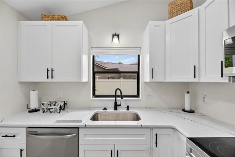 House in Spring Hill, Florida 2 bedrooms, 115.01 sq.m. № 1908025 - photo 8