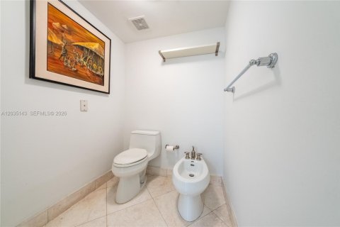 Condo in Surfside, Florida, 3 bedrooms № 2169982 - photo 26