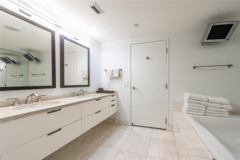Condo in Surfside, Florida, 3 bedrooms № 2169982 - photo 22