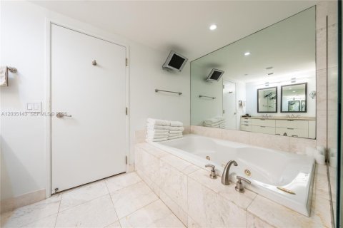 Condo in Surfside, Florida, 3 bedrooms № 2169982 - photo 20