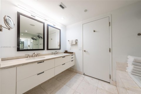 Condo in Surfside, Florida, 3 bedrooms № 2169982 - photo 24