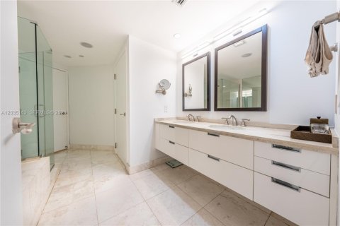 Condo in Surfside, Florida, 3 bedrooms № 2169982 - photo 21