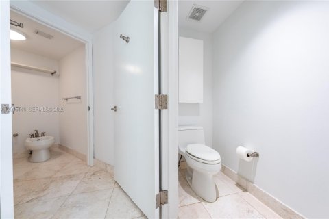 Condo in Surfside, Florida, 3 bedrooms № 2169982 - photo 25