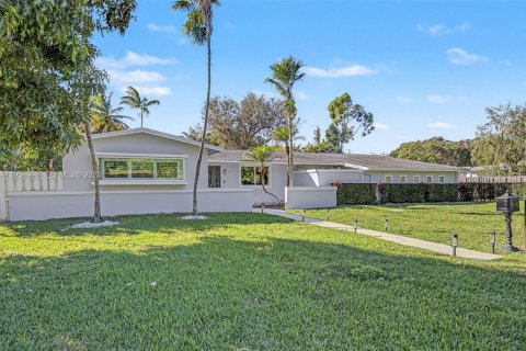 House in Palmetto Bay, Florida 3 bedrooms, 219.06 sq.m. № 2017642 - photo 2