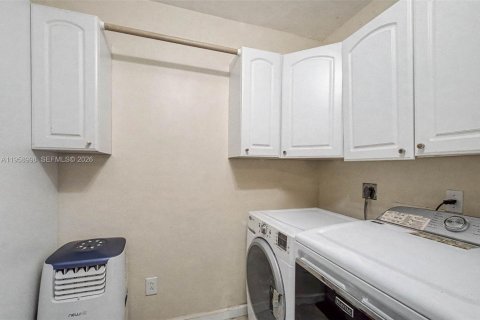 House in Palmetto Bay, Florida 3 bedrooms, 219.06 sq.m. № 2017642 - photo 18