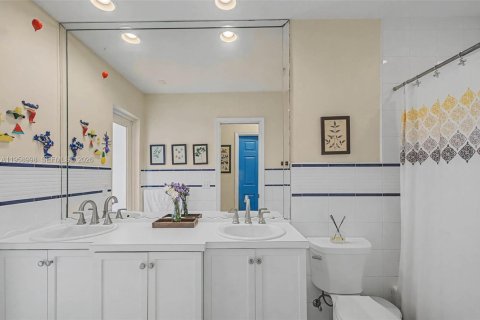 House in Palmetto Bay, Florida 3 bedrooms, 219.06 sq.m. № 2017642 - photo 17