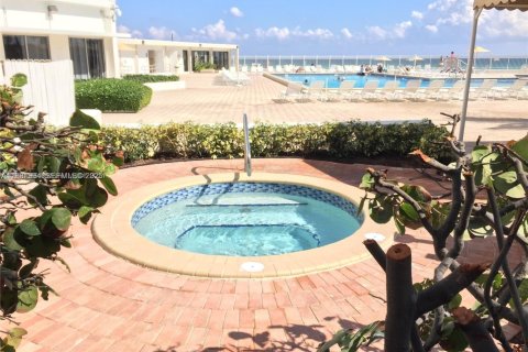 Condominio en alquiler en Hollywood, Florida, 2 dormitorios, 104.05 m2 № 1990475 - foto 10