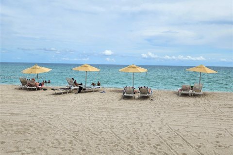 Condominio en alquiler en Hollywood, Florida, 2 dormitorios, 104.05 m2 № 1990475 - foto 16