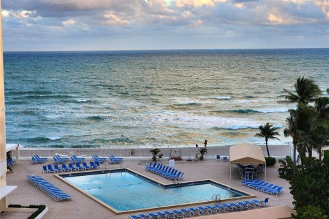 Condominio en alquiler en Hollywood, Florida, 2 dormitorios, 104.05 m2 № 1990475 - foto 2