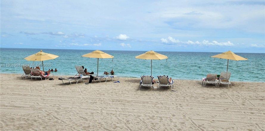 Condominio en Hollywood, Florida, 2 dormitorios  № 1990475