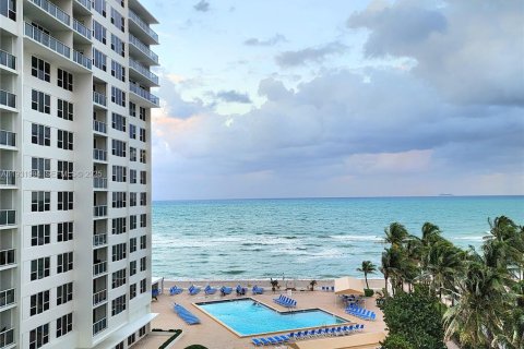 Condominio en alquiler en Hollywood, Florida, 2 dormitorios, 104.05 m2 № 1990475 - foto 14