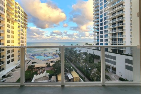 Condominio en alquiler en Hollywood, Florida, 2 dormitorios, 104.05 m2 № 1990475 - foto 4