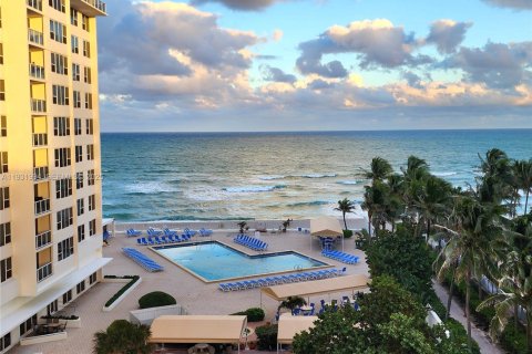 Condominio en alquiler en Hollywood, Florida, 2 dormitorios, 104.05 m2 № 1990475 - foto 3