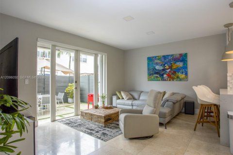 Townhouse in Doral, Florida 5 bedrooms, 241.64 sq.m. № 2391745 - photo 8