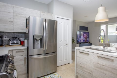 Townhouse in Doral, Florida 5 bedrooms, 241.64 sq.m. № 2391745 - photo 11