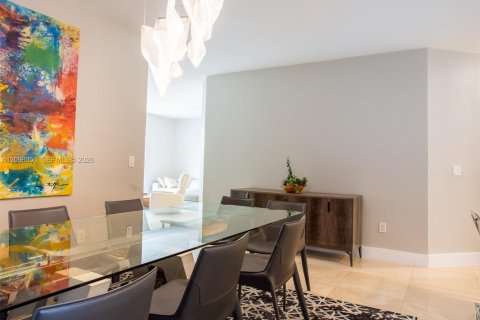 Townhouse in Doral, Florida 5 bedrooms, 241.64 sq.m. № 2391745 - photo 7