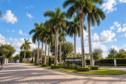 Townhouse in Doral, Florida 5 bedrooms, 241.64 sq.m. № 2391745