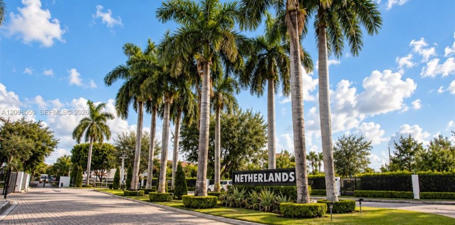 Townhouse in Doral, Florida 5 bedrooms, 241.64 sq.m. № 2391745