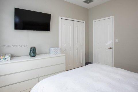Townhouse in Doral, Florida 5 bedrooms, 241.64 sq.m. № 2391745 - photo 14