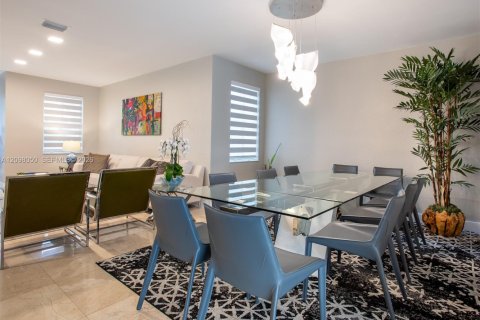 Townhouse in Doral, Florida 5 bedrooms, 241.64 sq.m. № 2391745 - photo 6