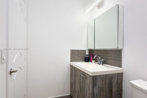 Townhouse in Doral, Florida 5 bedrooms, 241.64 sq.m. № 2391745 - photo 21