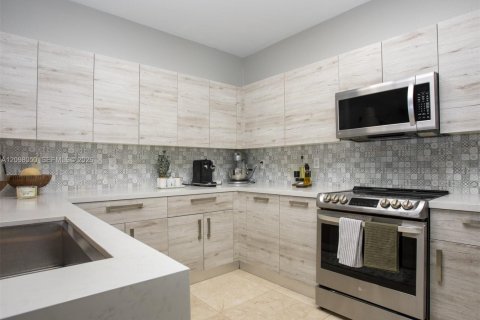 Townhouse in Doral, Florida 5 bedrooms, 241.64 sq.m. № 2391745 - photo 12