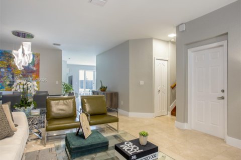 Townhouse in Doral, Florida 5 bedrooms, 241.64 sq.m. № 2391745 - photo 4
