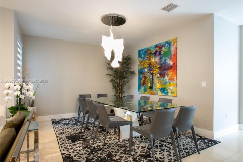 Townhouse in Doral, Florida 5 bedrooms, 241.64 sq.m. № 2391745 - photo 5