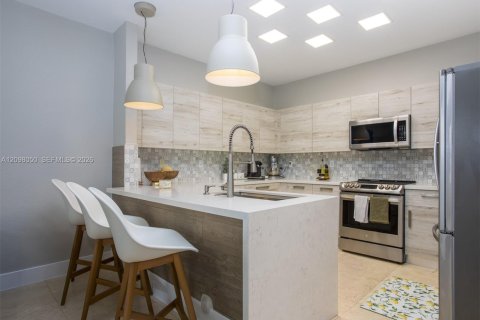 Townhouse in Doral, Florida 5 bedrooms, 241.64 sq.m. № 2391745 - photo 9