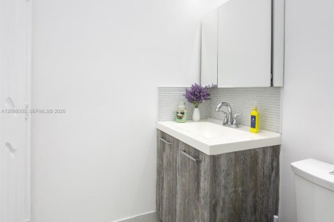 Townhouse in Doral, Florida 5 bedrooms, 241.64 sq.m. № 2391745 - photo 27