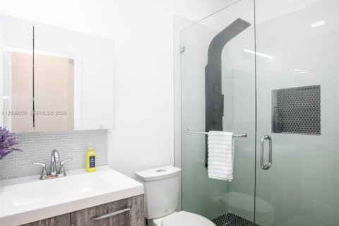 Townhouse in Doral, Florida 5 bedrooms, 241.64 sq.m. № 2391745 - photo 26
