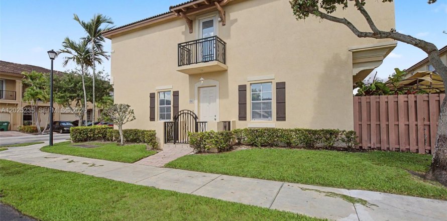 Adosado en Miami, Florida 4 dormitorios, 165.37 m2 № 2186302