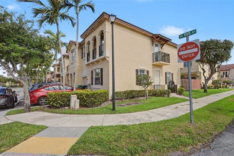 Adosado en venta en Miami, Florida, 4 dormitorios, 165.37 m2 № 2186302 - foto 2