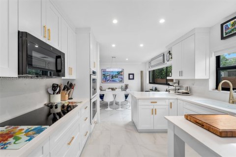 House in Miami Beach, Florida 4 bedrooms, 230.58 sq.m. № 1992952 - photo 8