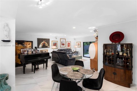 House in Miami Beach, Florida 4 bedrooms, 230.58 sq.m. № 1992952 - photo 9