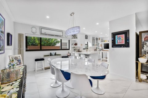 House in Miami Beach, Florida 4 bedrooms, 230.58 sq.m. № 1992952 - photo 5