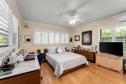 House in Miami Beach, Florida 4 bedrooms, 230.58 sq.m. № 1992952 - photo 15