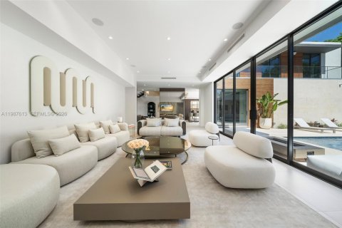 Купить виллу или дом в Майами, Флорида 5 спален, 390.93м2, № 2048966 - фото 25