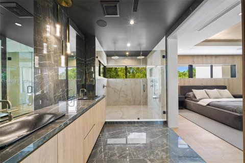 Купить виллу или дом в Майами, Флорида 5 спален, 390.93м2, № 2048966 - фото 18