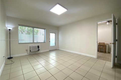 Condo in Miami Beach, Florida, 1 bedroom  № 1977599 - photo 9