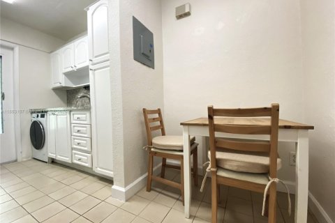 Condo in Miami Beach, Florida, 1 bedroom  № 1977599 - photo 5